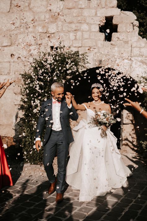 Bride and groom exiting church with guests throwning flower petals to celebrate Wedding Flower Throwing, Wedding Flower Petals, Bride And Groom Exit, Petal Toss Wedding, Rose Petals Falling, Air Photography, Petal Toss, Church Wedding Decorations, Wedding Send Off