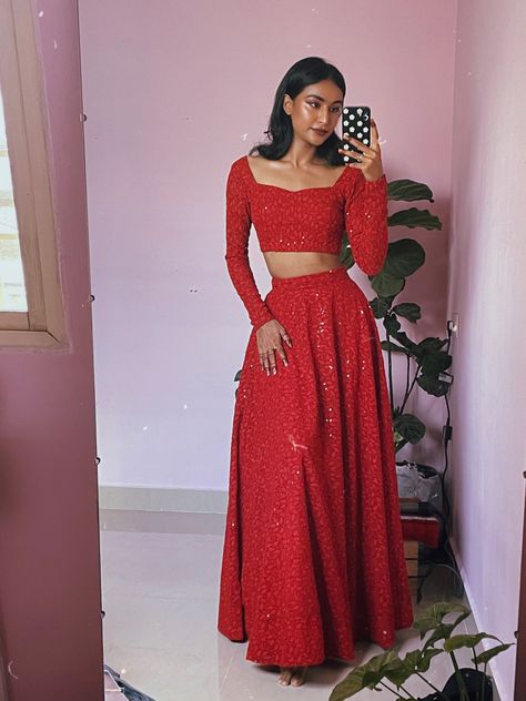 Reception Dress Bride Sister, Rida Tharana Outfits, Reception Outfit For Bride Sister, Reception Dress For Bride Sister, Rida Tharana, Dress For Bride Sister, Shaadi Outfits, Maroon Lehenga, Bride Reception Dresses