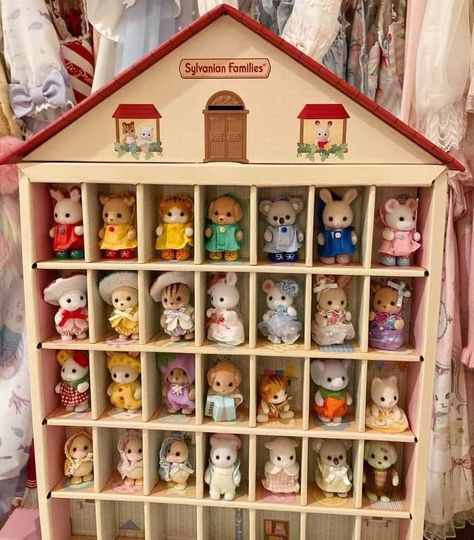 Sylvanian Families House, Critters 3, Calico Critters Families, Small Toys, Girl Rainbow, Rainbow High, Little Critter, Mini Things, Colorful Animals