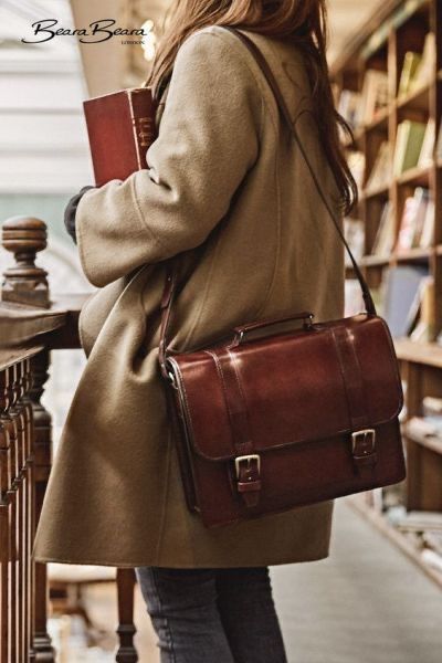 How To Style Brown Bag, Leather Satchel Aesthetic, Old Bags Vintage, Beara Beara Bags, Cute Leather Bag, Satchel Bags Aesthetic, Vintage Brown Satchel, Vintage Satchel Bag, Satchel Bag Outfit