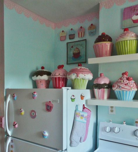 Cupcake kitchen Cupcake Bedroom, Pastel Bakery, Cupcake Outline, Cupcake Kitchen Decor, Candy Kitchen, Fake Food Props, Vintage Cupcake, Pastel Kitchen, Porcelain Dishes