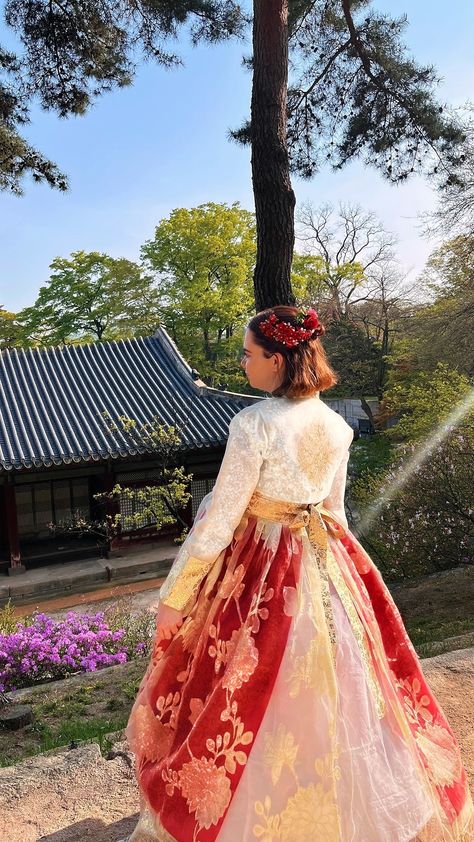 White Hanbok, Red Hanbok, Traditional Asian Dress, Korea Traditional, Korean Hanbok, Seoul South Korea, Seoul Korea, Traditional Dress, Alchemy