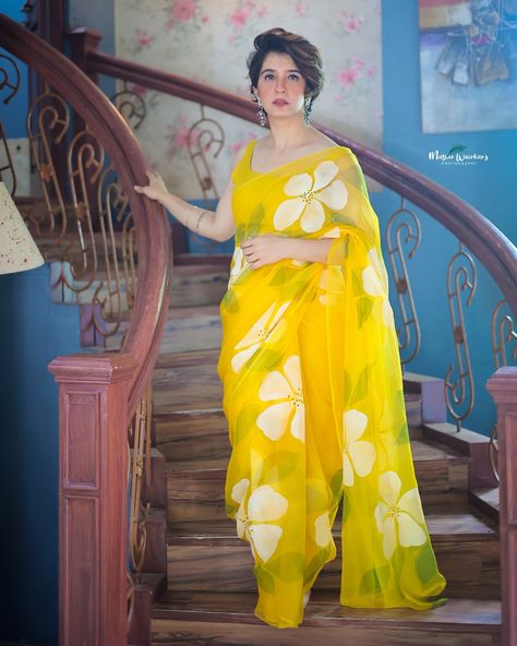 Celebrity Alert! _______________________________________________ Oh so gorgeous @snehlatavasaikar_official in our handpainted big hibiscus flower saree. She looks like an angel on earth. The happiness to wear a handpainted saree 🤍💛 We at The Peach Summer, paint each piece keeping the client in mind that has ordered the piece. The colour , the placement of the flowers and everything in between is done keeping the aesthetics and requirements of the client. We customise as per our client’s ... Flower Saree, Celebrity Saree, Saree Painting Designs, Saree Painting, Simple Saree Designs, Hand Painted Fabric, Simple Sarees, Fancy Blouse, The Aesthetics