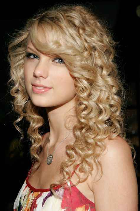 In the Distinctive Assets gift lounge during the 2007 Academy of Country Music Awards. - ELLE.com Curly Prom Hair, Jennifer Hawkins, Cute Curly Hairstyles, Hair Styles 2014, Prom Hairstyles For Long Hair, Taylor Swift Hair, Curly Bob Hairstyles, Long Curly Hair, Curly Hairstyles