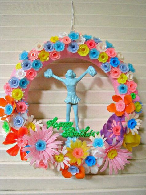 kitschy wreath Quirky Wreath, Kitschy Crafts, Happy Birthday Wreath, Vintage Happy Birthday, Birthday Candle Holder, Birthday Wreath, Happy Birthday Vintage, Easter Wreath Diy, Recycled Art Projects