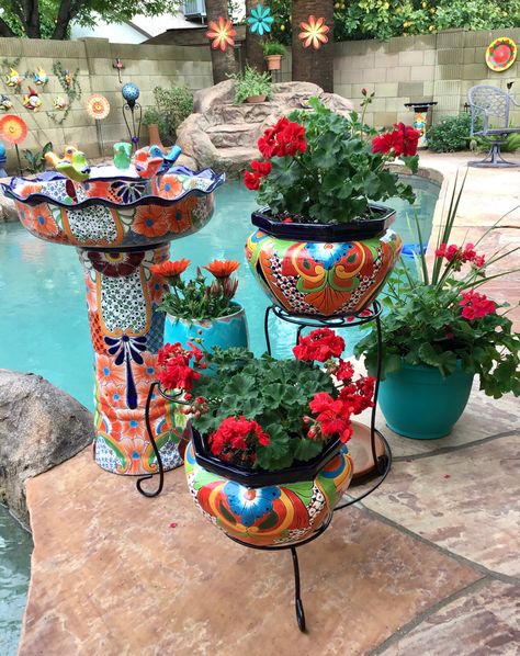 Talavera Birdbath and Pots by the pool Mexican Patio Decor, Mexican Garden Ideas, Mexican Backyard, Style Hacienda, Mexican Style Decor, Mexican Garden, Hacienda Style Homes, Mexican Home Decor, Mexican Home