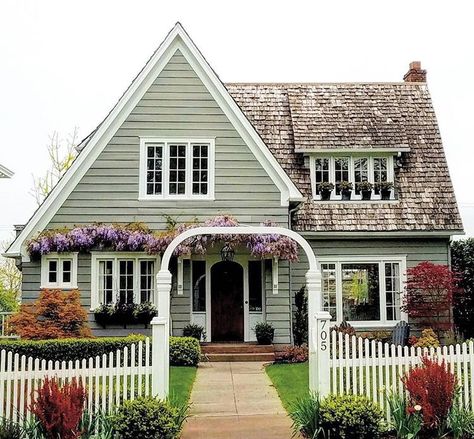 American Bungalow, Estilo Cottage, Elevation Ideas, Casa Hobbit, Cottage Exteriors, Small Cottages, Yellow House, White Picket Fence, Enchanted Home