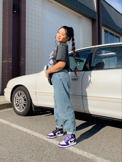 Women’s Summer streetwear fashion - oversized graphic tee paired with oversized baggy 90s jeans, and Nike Air Jordan 1 Court Purples with black and purple laces. Long black braided hair. Golden hour. Gold jewely. @yzobelb on Instagram Court Purple Jordan 1 Outfit, Purple Jordans Outfit, Jordan Outfits Womens, Air Jordan Outfit, Air Jordan 1 Women, Jordan 1 Outfit Women, Jordan 1 Outfit, Jordan Outfit, Fashion Oversized