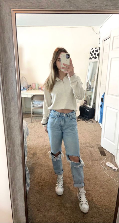 Cute Jeans American Eagle, Tight Pants Outfit Casual, Clothing Poses, Light Wash Jeans Outfit, American Eagle Jeans Ripped, Mom Jeans American Eagle, American Eagle Shoes, Jeans From American Eagle, Outfits Con Jeans