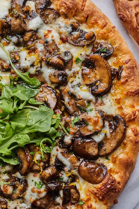 White Pizza Ideas, Mushroom Pizza Recipes, Olive Pizza, Seafood Pizza, Pizza Ideas, White Mushroom, Mushroom Pizza, Gourmet Pizza, White Pizza