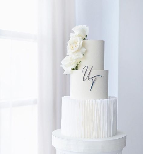 Engage Cake, Wedding Cakes Modern Elegant, Wedding Heart Cake, Modern White Wedding Cake, Wedding Cake Minimalist, Svadbene Torte, Wedding Booth, Fondant Cakes Birthday, Wedding Fayre