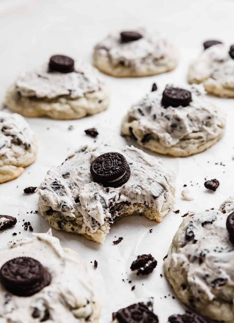 Copycat Crumbl Cookies, Cookies And Cream Cookie, Milkshake Cookies, Oreo Milkshake Recipe, Cookies And Cream Milkshake, Cookie Milkshake, Cookies And Cream Frosting, Crumble Cookie Recipe, Oreo Cookie Recipes