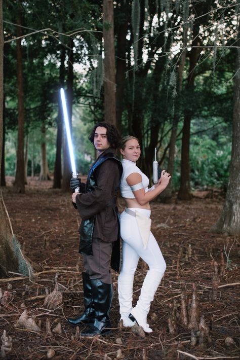 Anakin And Padme Couple Costume, Padma And Anakin Costume, Padma And Anakin, Couples Costumes Padme And Anakin, Padre And Anakin Costume, Anakin And Padme Cosplay, Couple Halloween Costumes Anakin And Padme, Padme Amidala Halloween, Padme And Anakin Costume