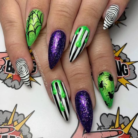 Like Green Halloween Nails, Beatle Juice Nail Art, Gothic Nails Coffin, Halloween Stilleto Nails, Joker Nails Designs, Tim Burton Nail Art, Unique Halloween Nails, Beetle Juice Nails, Toenail Colors