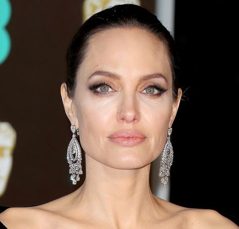 Angelina Jolie wears a stunning pair of chandelier earrings on the BAFTAs red carpet. Bafta Red Carpet, Dripping In Diamonds, Red Carpet Jewelry, Diamond Jewelry Earrings, Diamond Earrings For Women, Diamonds Earrings, Gold Earrings For Women, Lily James, Gold Jewelry Earrings