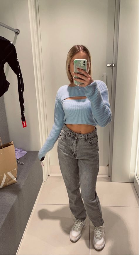 Blue top with blue Pullover, grey mom jeans Grey Mom Jeans, Grey Jeans Outfit, Pullovers Outfit, Autumn Look, Blue Pullover, Grey Outfit, Grey Jeans, Blue Hoodie, Jean Grey