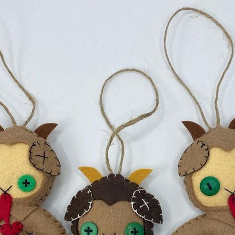 Holly on Instagram: "*Edit:SOLD OUT *Just added these green eyed Krampus ornaments to the shop! ⁣ ⁣ ⁣ ⁣ ⁣ #kawaiikrampus #voodoodoll #artdoll #artdolls #spooky #krampusdoll #xmas #christmasart #creepycute #krampusart #christmashorror #hollysmakingstuff #etsyshop #shopupdate #softsculpture #fiberart #felt #feltdolls #krampusornament #krampuslauf #creepychristmas #krampusnacht #krampus" Diy Krampus Ornament, Diy Krampus, Krampus Ornaments, Krampus Doll, Alt Christmas, Christmas Horror, Instagram Edit, Creepy Christmas, Voodoo Dolls