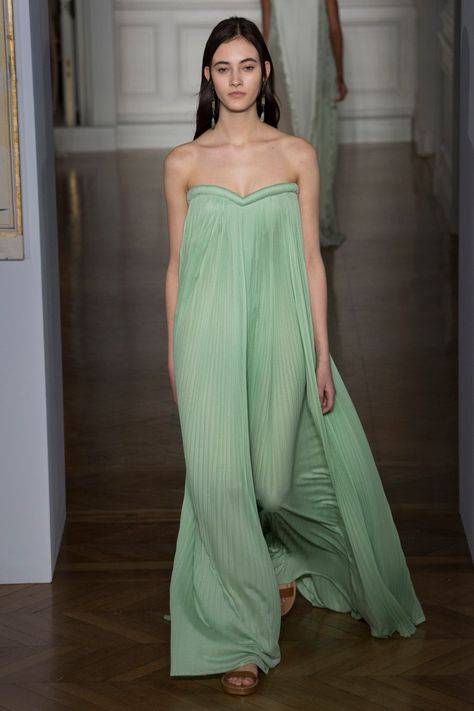 Valentino 2017, Valentino Runway, Pleated Gown, Valentino Haute Couture, Collection Couture, Valentino Couture, Valentino Rockstud, Girls Rock, Vogue Paris