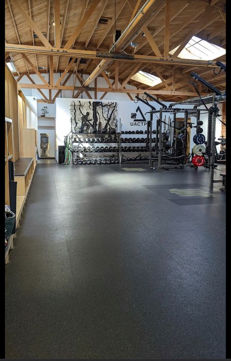 Shed Gym, Barn Gym, Downsizing House, Home Garage Gym, Iron Paradise, House Yard Ideas, Gym Architecture, Gym House, Warehouse Gym