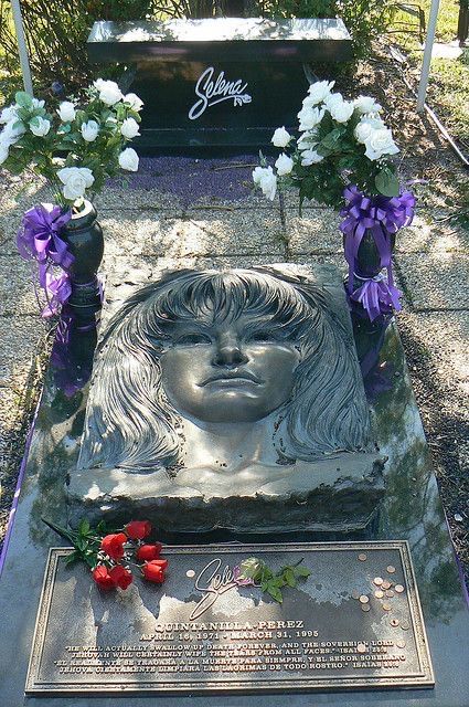 Selena Grave, Famous Tombstones, Selena Pictures, Selena Q, Cemetery Headstones, Tejano Music, Corpus Christi Texas, Famous Graves, Selena Quintanilla Perez