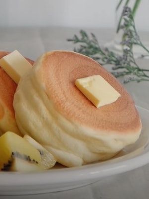 Asian Pancakes Fluffy, Korean Souffle Pancake, Korean Fluffy Pancakes, Suffle Recipe Pancakes, Cream For Pancakes, Jiggly Pancakes, Soufflé Pancakes, Japanese Dessert Recipes, Souffle Pancakes