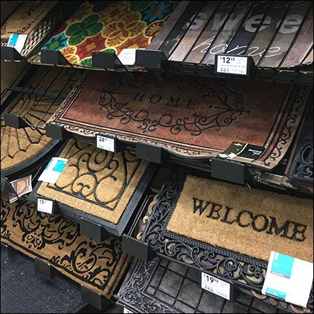 Door Mat Display Rack, Carpet Store Design, Retail Wall Displays, Gift Shop Displays, Carpet Store, Couple Wallpaper Relationships, Clothing Store Design, Shop Displays, Carpet Stores