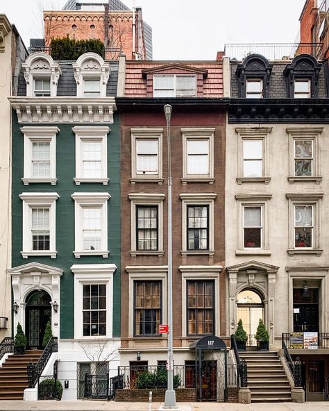 Old London Townhouse, City Apartment Building Exterior, Brick Row House, Nyc Townhouse Exterior, Townhouse Nyc, Rowhouses Exterior, English Apartment Exterior, Apartments Exterior Buildings, Beautiful Facades Architecture