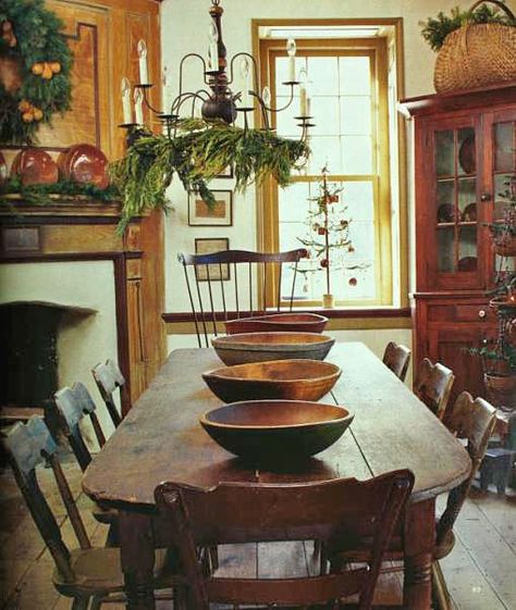 Eye For Design: Decorating In The Primitive Colonial Style Primitive Living Room Decor, Dapur Rustic, Colonial Dining Room, Prim Kitchen, Grandma House, Primitive Interiors, Primitive Dining Room, Primitive Kitchens, Primitive Dining Rooms