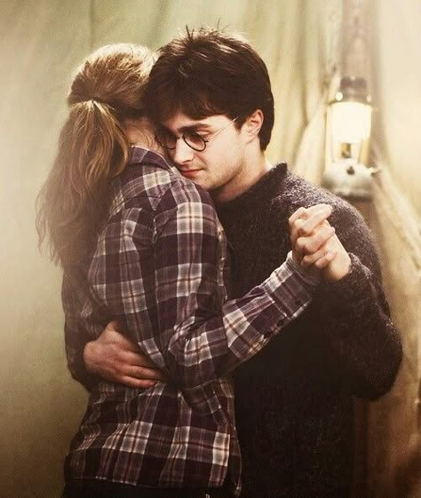 Owwwn , dance of Harry with Hermione Harry Potter Aesthetic Hermione, Harry Potter Harry And Hermione, Harry And Hermione Dancing, Aesthetic Hermione Granger, Granger Hermione, Harmony Harry Potter, Harry Potter Ron And Hermione, Harry And Hermione, Harry Potter Hermione Granger