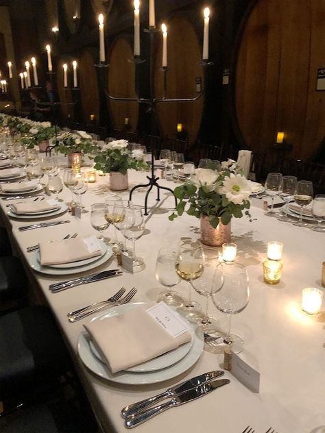 Rehearsal Dinner Table Set Up, Cabin Rehearsal Dinner, Rehearsal Dinner Decorations Restaurant, Restaurant Rehearsal Dinner Decorations, White And Gold Rehearsal Dinner Decor, Old Money Rehearsal Dinner, Engagement Dinner Restaurant, Classic Rehearsal Dinner, Rehearsal Dinner Welcome Table