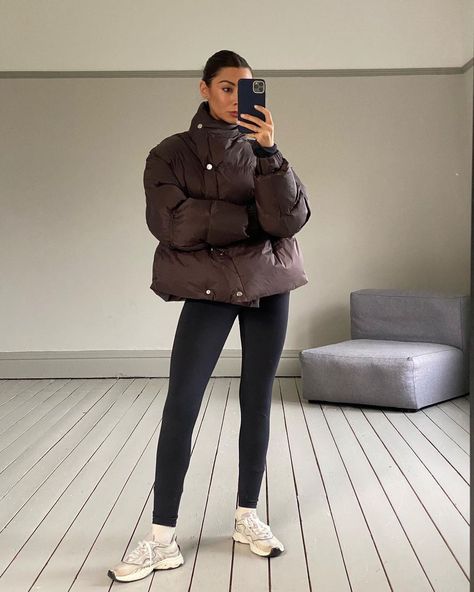 Brown Puffer Jacket Outfit, Fall Winter Outfits Work, Brown Jacket Outfit, Puffer Jacket Outfits, Winter Outfits Casual Cold, Puffer Outfit, Brown Puffer Jacket, Winter Outfits 2020, Puffer Jacket Outfit