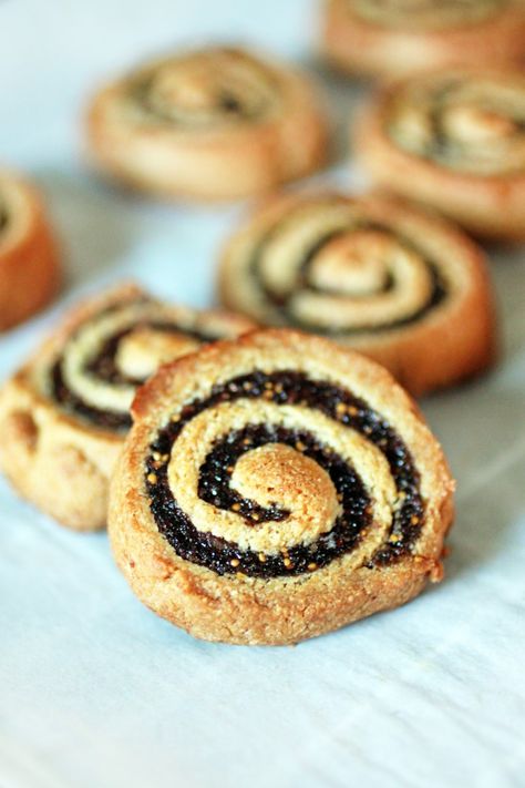 Fig Pinwheels - The Food Lovers Kitchen http://www.primalpalate.com/recipe/fig-pinwheels/ Grain Free Christmas Cookies, Paleo Christmas Cookies, Paleo Christmas, Fig Newtons, Pinwheel Cookies, Paleo Cookies, Fig Recipes, Paleo Sweets, Paleo Treats