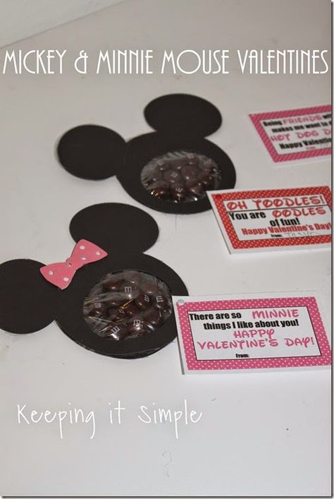 Mickey Mouse and Minnie Mouse Homemade Valentine with Free Printable @keepingitsimple Minnie Mouse Candy Bar, Mouse Valentine, Minnie Mouse Party Favor, Minnie Mouse Valentines, Valentine Stuff, Homemade Valentine, Mickey Mouse And Minnie Mouse, Toddler Art Projects, Disney Valentines