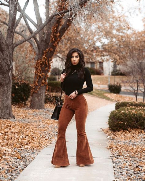 Fall Bell Bottoms Outfit, Colder Outfits, Senior Board, 2024 Fits, Bell Bottoms Outfit, Fav Outfit, Jeans Outfit Fall, Outfits 70s, Turtleneck Outfit