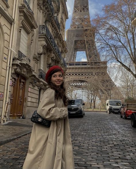 Paris Winter Photoshoot, Paris May Outfit, Paris Looks Winter, Paris Poses Photo Ideas, Winter Parisian Style, Paris Picture Ideas, Looks Paris, Paris Trip Outfits, Paris Instagram Pictures