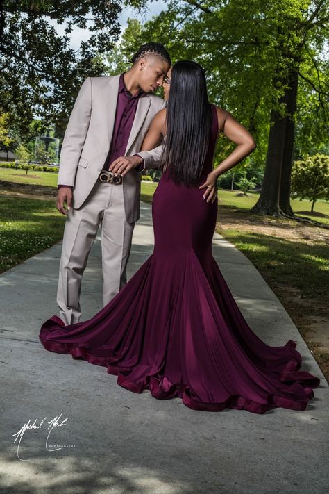 Pinterest: @pulggbratt🤩 Prom Colors For Couples, Prom Couples Outfits, Couple Prom Pictures, Prom Pictures Couples Black, Couples Prom, Couple Prom, Prom Pictures Couples, Prom Picture Poses, Prom Photoshoot