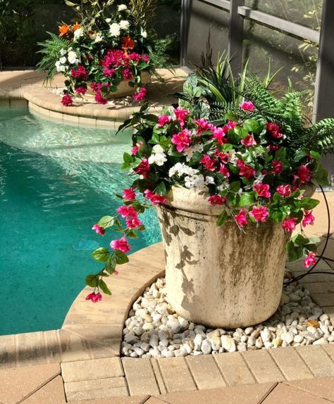 Planters Around Pool, Pool Planters, Terasse Ideas, Best Potted Plants, Plants Around Pool, Artificial Flowers Outdoors, Black Bolt Marvel, Landscaping Around Pool, Potted Plants Patio