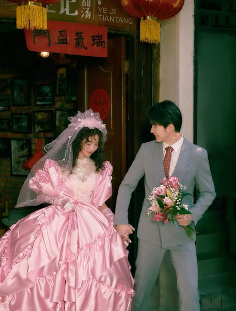 xiaohongshu 80s 90s hong kong china style marriage wedding married couple love photos photoshoot idea inspo vintage aesthetic Asian Couple Wedding Photos, 80s Korean Wedding, Wedding 90s Aesthetic, 90s Hong Kong Aesthetic Wedding, 80 Wedding Dress, Vintage Chinese Wedding Photo, 80s Aesthetic Wedding, Couples Marriage Photos, Hong Kong Style Wedding Photo