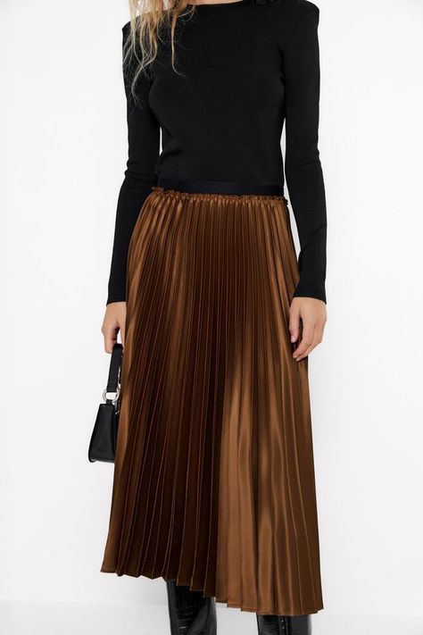 Zara Pleated Skirt Pleated Skirt And Sneakers, Pleated Midi Skirt Outfit, Brown Skirt Outfit, Zara Pleated Skirt, Brown Pleated Skirt, Camouflage Outfits, Midi Skirt Outfit, Classic Outfit, Slouchy Style