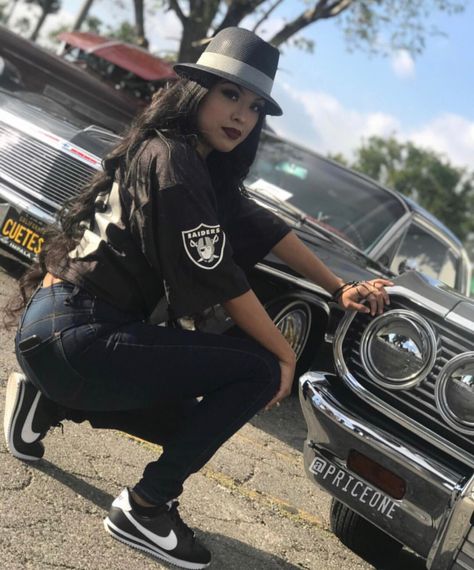 Chicana Style Outfits, Chica Chola, Gangsta Girl Style, Chola Girl, Raiders Baby, Raiders Girl, Chola Style, Estilo Cholo, Cholo Style