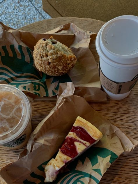 Blueberry Muffin Aesthetic, Americano Starbucks, Muffin Aesthetic, Cake Blueberry, Starbucks Cake, Healthy Starbucks Drinks, Healthy Starbucks, Blueberry Muffin, Chai Latte