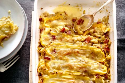 Voir la recette: Tartiflette de Cyril Lignac Chef Tips, Everyday Meals, Easy Recipes, Lasagna, Macaroni, Macaroni And Cheese, Chef, Cheese, Ethnic Recipes