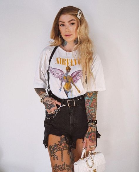 Girly Grunge Outfits, Sammi Jefcoate, Gig Outfit, Harness Outfit, Rooftops, Vintage Band, Edgy Outfits, Post It, Grunge Outfits