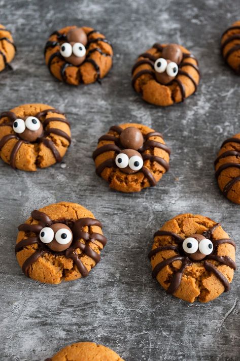 Peanut Butter Spider Cookies, Chocolate Spiders, Candy Eyes, Cookies Halloween, Spider Cookies, Disney Desserts, Easy Peanut Butter Cookies, Chocolate Balls, Halloween Food Treats