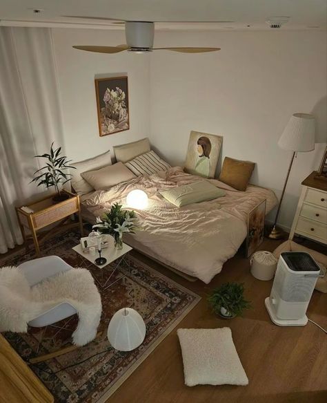 Japanese Style Apartment Small Spaces, Bed On Floor Ideas Small Room, Cosy Studio Apartment, Japanese Bedroom Aesthetic, White Loft, Japanese Room, Pinterest Contest, Dream Apartment Decor, Flat Ideas