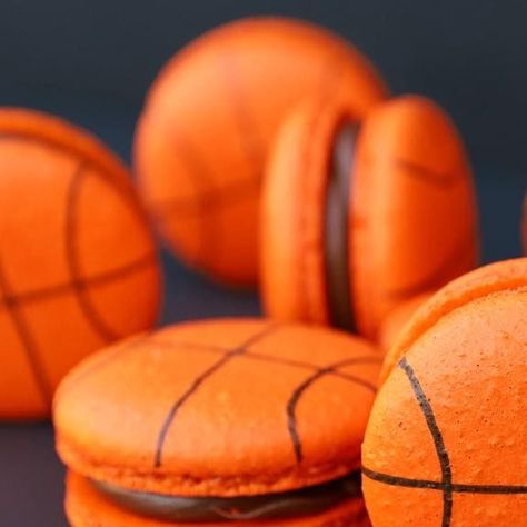 @melz_macarons on Instagram: "Basketball custom order🏀!! - Did these this weekend for a birthday boy✨ - Flavor: Ferrero Rocher🍫🌰 (I still have this flavor available, go ahead and ask for it for your orders!!) ＤＥＴＡＩＬＳ✨: - Color orange and pumpkin from the @thesugarart - Black edible marker from @chefmaster ✨ѕave тнιѕ poѕт ғor ғυтυre reғerence wнen plannιng yoυr ѕporтѕ cυѕтoм orderѕ✨ . . . #sportsmacarons #basketballmacarons #macaronart #orangemacarons #macaronart #melzmacarons #custommacarons #frenchmacarons #fyp" Basketball Theme Treats, Basketball Theme Desserts, Basketball Candy Apples, Basketball Macarons, Basketball Themed Birthday Party Amazon.com, Custom Macarons, Basketball Awards, Basketball Custom, Basketball Theme