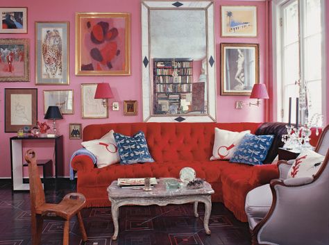 An image of Miles Redd’s famous “red and pink” room — from the designer’s own New York City townhouse — shows how the designer deftly paired a tufted red sofa with lipstick-pink walls. Red Couches, Red Living, Red Couch, Pink Living Room, Living Room Red, Red Sofa, Red Decor, Red Rooms, Hotel Interiors