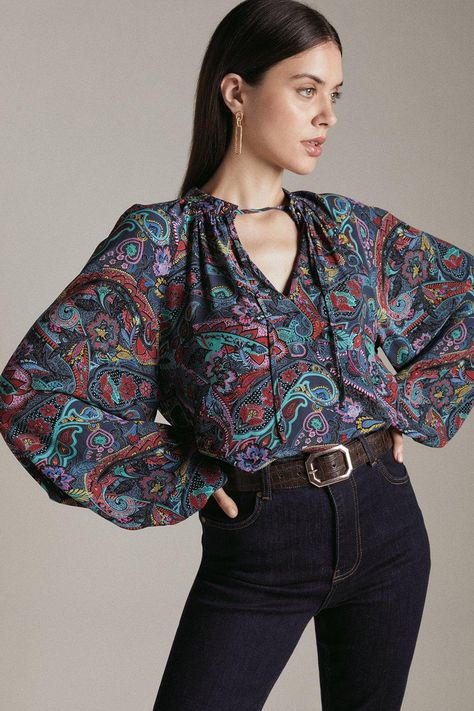 Print Blouse Outfit, Colorful Blouse, Outfitters Clothes, Colorful Blouses, Ladies Clothes Fashion, Flower Blouse, 70s Inspired Fashion, Sixth Form, Indian Patterns