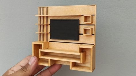 Ideas Para Hacer, Dollhouse Furniture Tutorials, Popsicle Stick Crafts House, Barbie House Furniture, Diy Barbie House, Woodworking Basics, Doll Furniture Diy, Diy Barbie Furniture, Diy Doll Miniatures