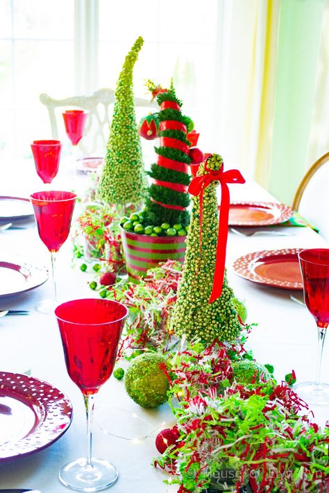 Grinch Christmas Table Setting, Grinch Table Decorations Christmas Centerpieces, Grinch Christmas Table Decor, Elegant Grinch Decor, Grinch Table Centerpiece Ideas, Grinch Christmas Centerpiece, Whoville Christmas Dinner, Grinch Party Table, Grinch Table Decor